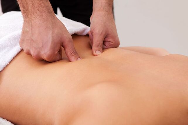 Masaxe terapéutica - un método para desfacerse da dor nas costas na zona dos omóplatos