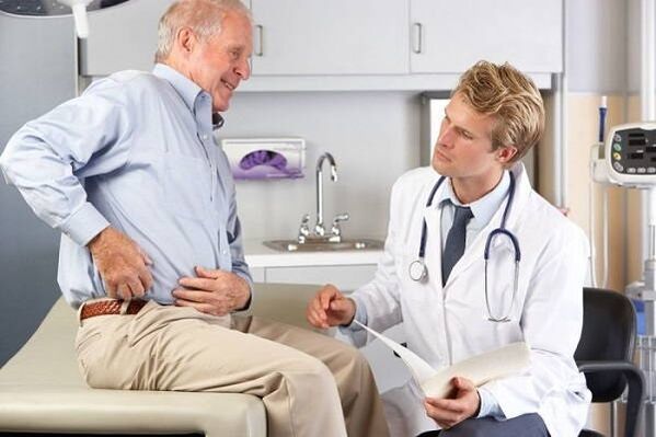 consulta cun médico para a artrite da cadeira